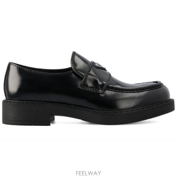 26 FW 프라다 로고 플라크 슬립온 로퍼 F0002 2DE127055