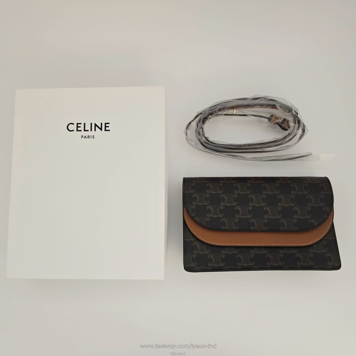 CELINE (�������) ������ Ʈ������ ĵ���� �÷� ũ�ν��� 10D852FBY(�������) ������ Ʈ������ ĵ���� �÷� ũ�ν��� 10D852