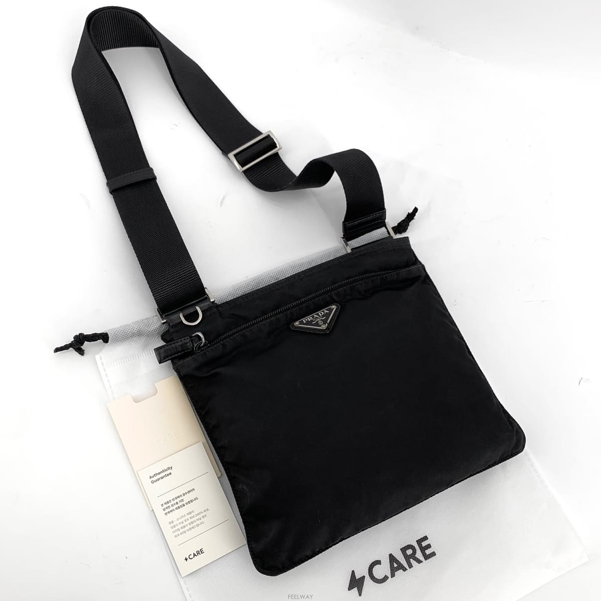 PRADA [�������] ����� ���Ϸ� �ﰢ�ΰ� �̴� �޽����� ũ�ν���[�������] ����� ���Ϸ� �ﰢ�ΰ� �̴� �޽����� ũ�ν�