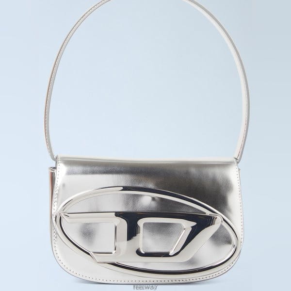 26 FW 디젤 1DR 로고 프론트 하드웨어 메탈릭 숄더백 실버 X08396 PS202 H0535