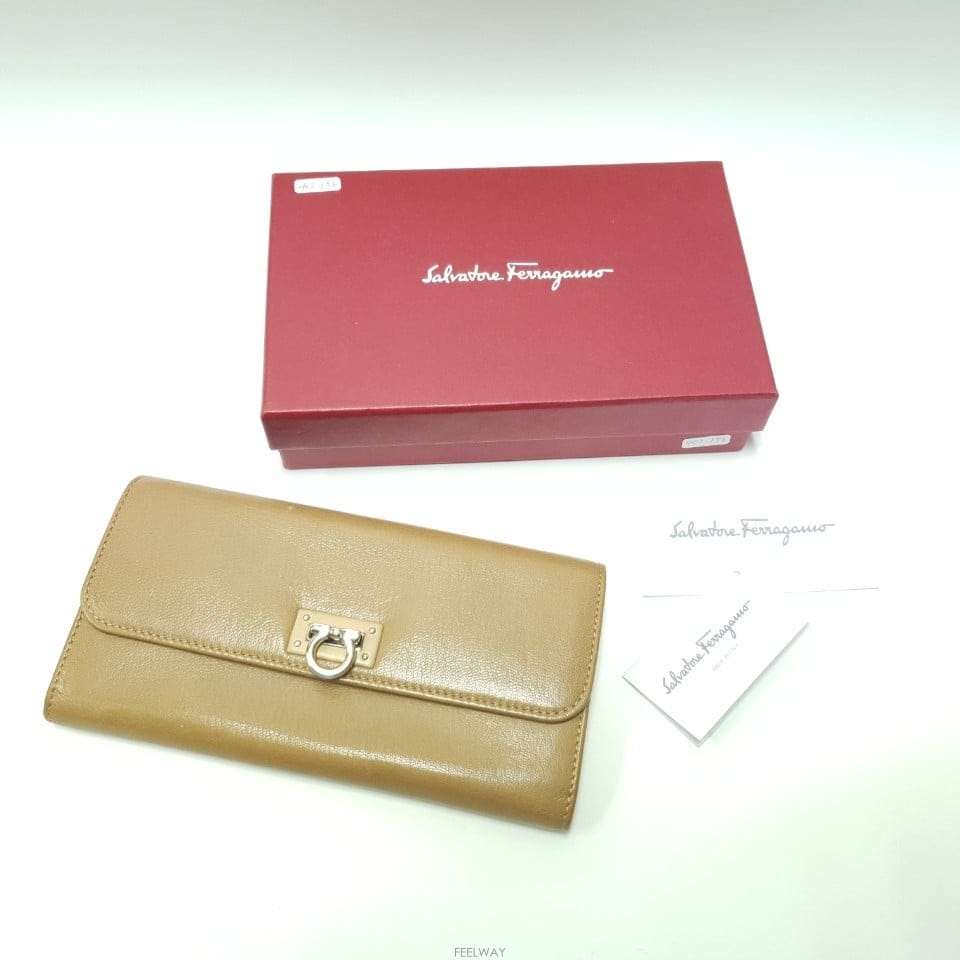 Ferragamo FERRAGAMO �䷹���� ��ġ�� Į����Ų ������ B765FERRAGAMO �䷹���� ��ġ�� Į����Ų ������ B765