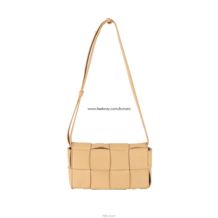 Bottega Veneta [�߰���ǰ�ٿ�] ���װ�����Ÿ ī��Ʈ ��Ʈ ũ�ν��� �Ƹ�� 668572[�߰���ǰ�ٿ�] ���װ�����Ÿ ī��Ʈ ��Ʈ ũ�ν��� �Ƹ�