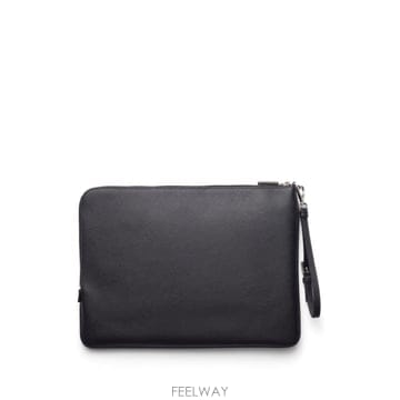 25SS 프라다 Triangle 로고 레더 클러치 백 2NH0232FADF0002 TP577187046