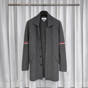[새상품급] 25fw 톰브라운 RWB 밀라노 스티치 암밴드 니트 코트 L 사이즈