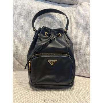 프라다 삼각로고 레더 버킷백