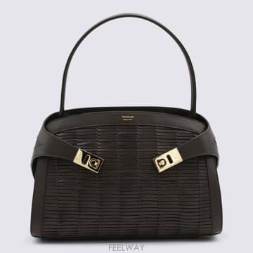 Ferragamo 26SS ����䷹ ��󰡸� Woven ����  ����� metallic finishes  ��� design wi26SS ����䷹ ��󰡸� Woven ����  ����� metallic fin