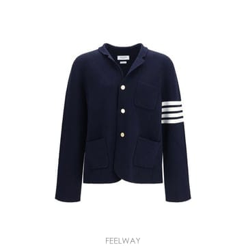 Thom Browne �ؿ� ���¸���� AW26 �� ���� ���� ���� ������ �������� �ִ� �̱� �극��Ʈ �� ��Ŷ MKJ024D00�ؿ� ���¸���� AW26 �� ���� ���� ���� ������ ������