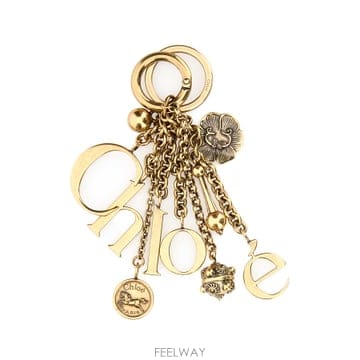 chloe 백 charm 키링 심볼즈 로고 in vintage 골드톤 brass CH26SK188CB720Y