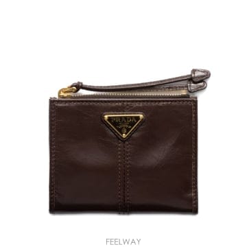 26FW 프라다 스몰 다크 브라운 레더 왈렛 1ML0502CYRF0003 TP577076680