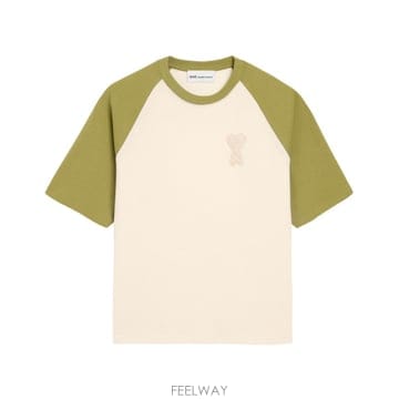 Ami 26SS AMI TEESHIRT MANCHES COURTES BOXY �� AVEC PATCH DE COEUR26SS AMI TEESHIRT MANCHES COURTES BOXY �� AVEC PATCH D