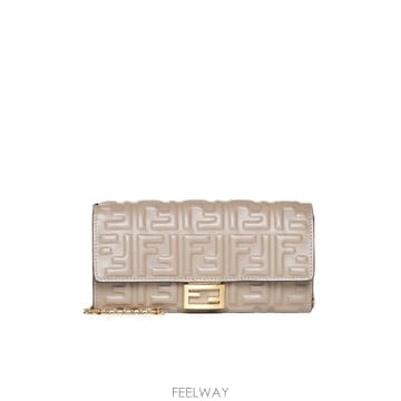 26SS Fendi BAGUETTE CONTINENTAL 왈렛 WITH CHAIN WITH EMBOSSED 