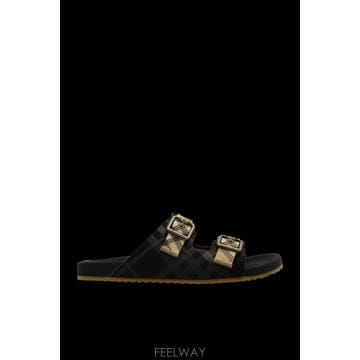 Burberry Burberry Flip flops with �ΰ� 8118890A1189BLACK TP571443646Burberry Flip flops with �ΰ� 8118890A1189BLACK TP5714