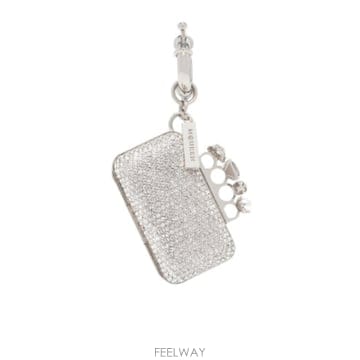 Alexander Mcqueen 26SS �˷���� ���� Ŭ��ġ Knuckle Charm 856072J161B1021 TP57064159126SS �˷���� ���� Ŭ��ġ Knuckle Charm 856072J161B102