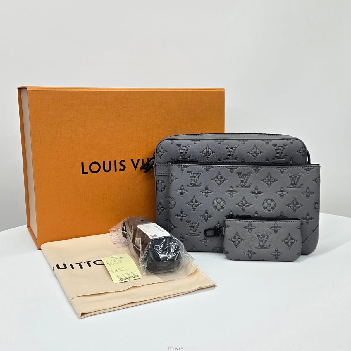 Louis Vuitton ���̺��� LV ������ ���׷� Ʈ���� �޽����� ũ�ν��� �׷��̷��̺��� LV ������ ���׷� Ʈ���� �޽����� ũ�ν��� 