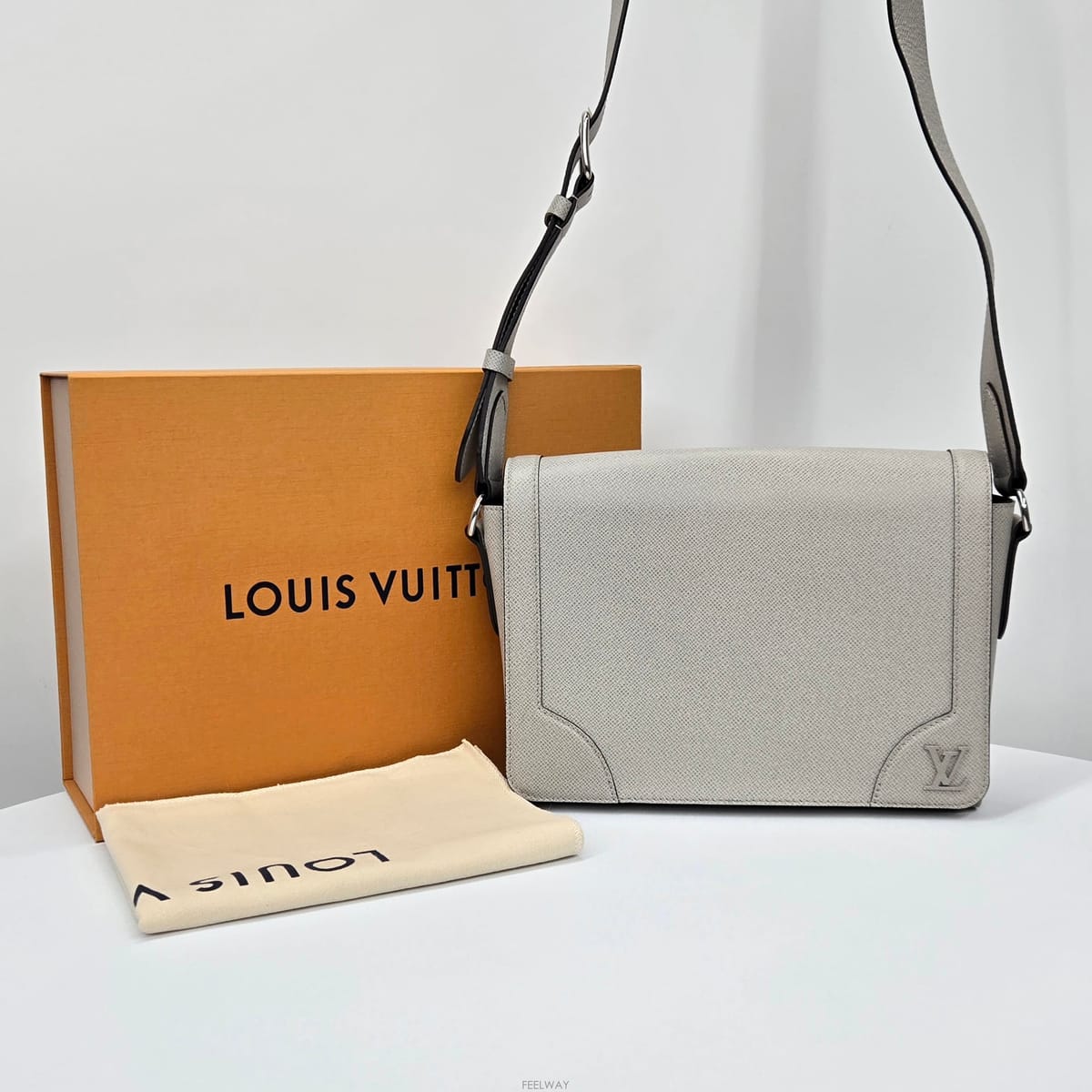 Louis Vuitton ���̺��� LV Ÿ�̰� �� �÷� �޽����� ũ�ν�����̺��� LV Ÿ�̰� �� �÷� �޽����� ũ�ν���