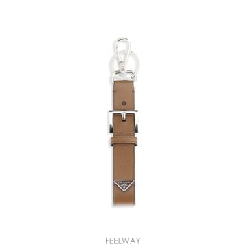 PRADA �ؿ� ���¸���� AW26 ����� ���� Ʈ���̾ޱ� �ΰ��� �ִ� ���ǾƳ� ���� Ű�� 2PP186053_F0054�ؿ� ���¸���� AW26 ����� ���� Ʈ���̾ޱ� �ΰ��� ��
