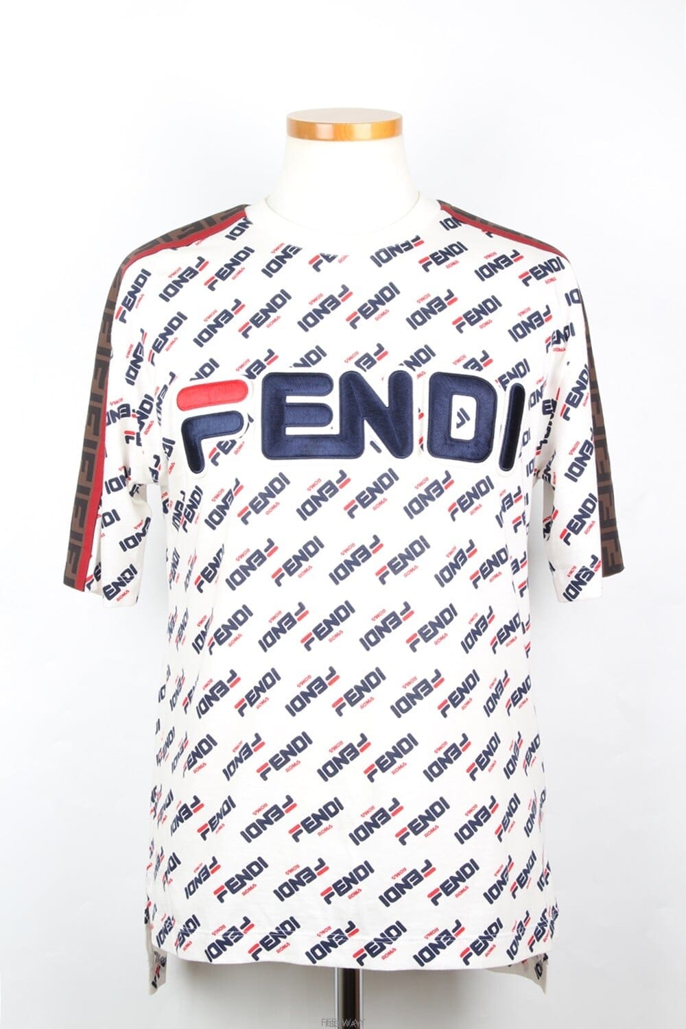 FENDI ��� X FILA ������ ��Ƽ�ΰ� ���� Ƽ���� XS(44~55)��� X FILA ������ ��Ƽ�ΰ� ���� Ƽ���� XS(44~55)