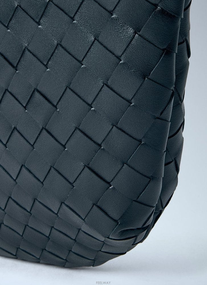 Bottega Veneta 26 S/S ���װ� ����Ÿ ���׸�ġ���� ���� ũ�ν��ٵ� �� 85541 B011201937026 S/S ���װ� ����Ÿ ���׸�ġ���� ���� ũ�ν��ٵ� �� 8