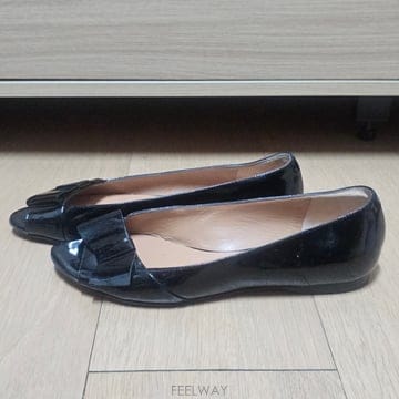 막스마라 블랙 페이던트 리본장식 오픈토 여성플랫 230