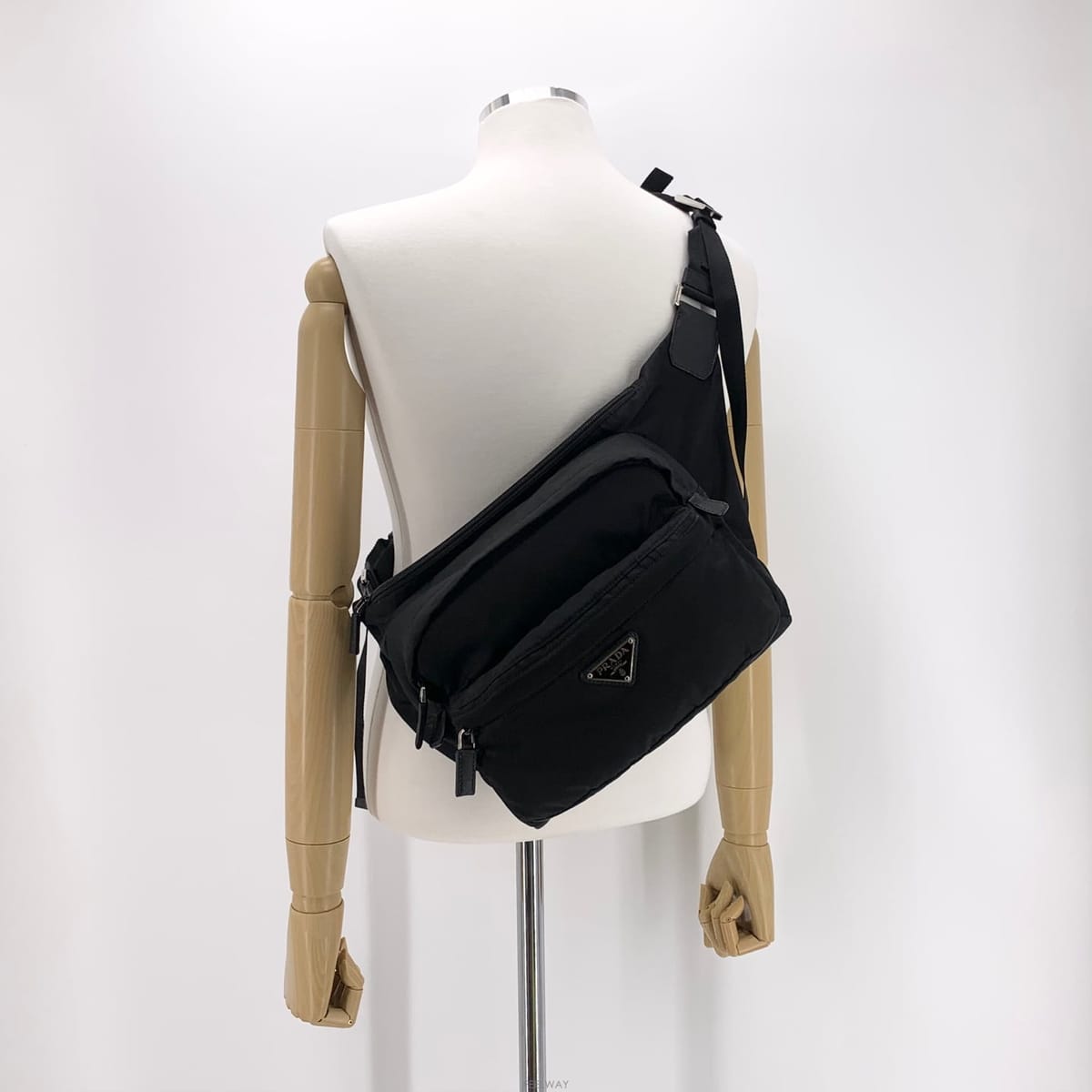 PRADA �߹�ȭ�����š� ����� �����Ϸ� �ﰢ�ΰ� ����Ŀ�� ���� ũ�ν��� 2vh038��ȭ������ ����� �����Ϸ� �ﰢ�ΰ� ����Ŀ�� ���� ũ��