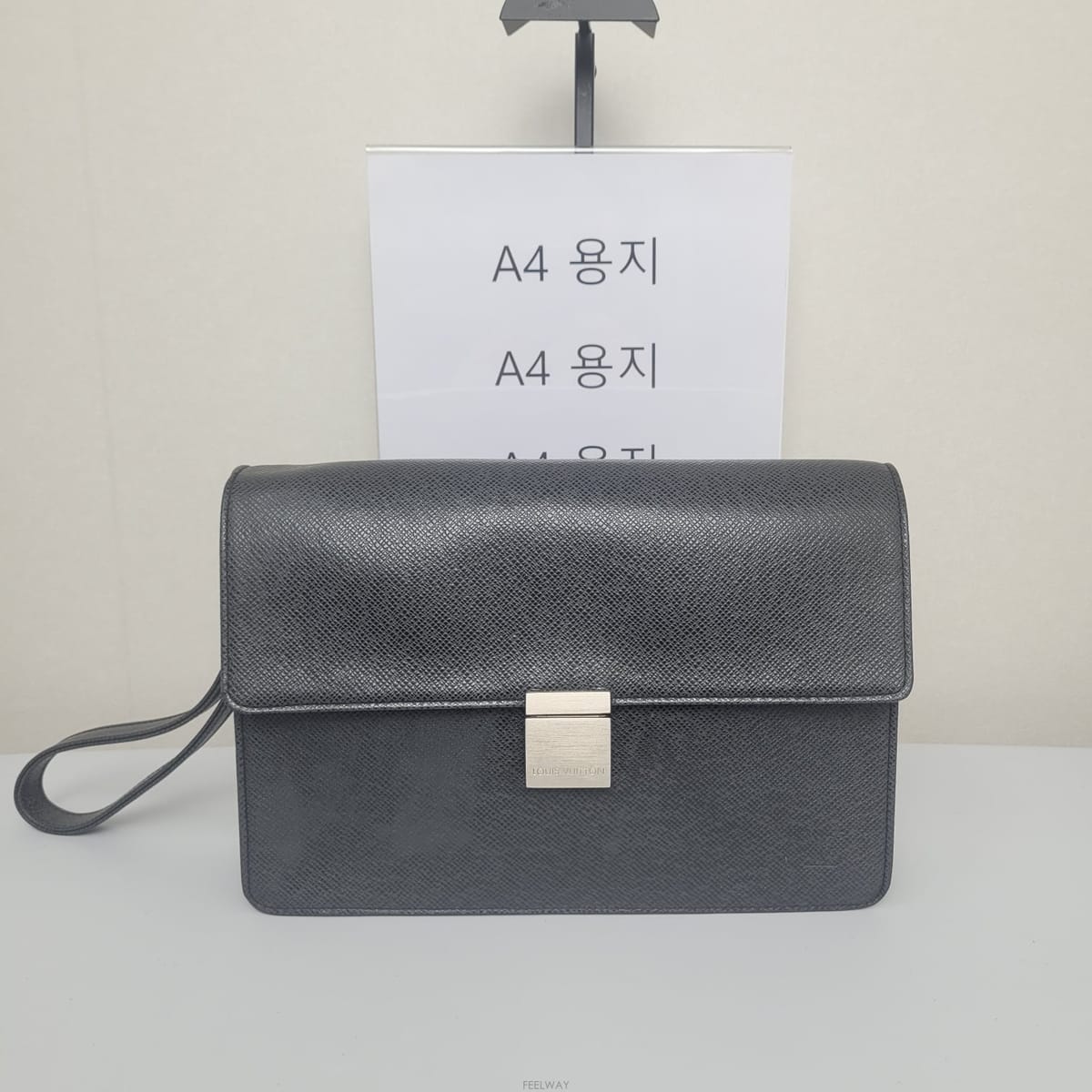 Louis Vuitton ���̺��� M30782 Ÿ�̰� ������ Ŭ��ġ����̺��� M30782 Ÿ�̰� ������ Ŭ��ġ��