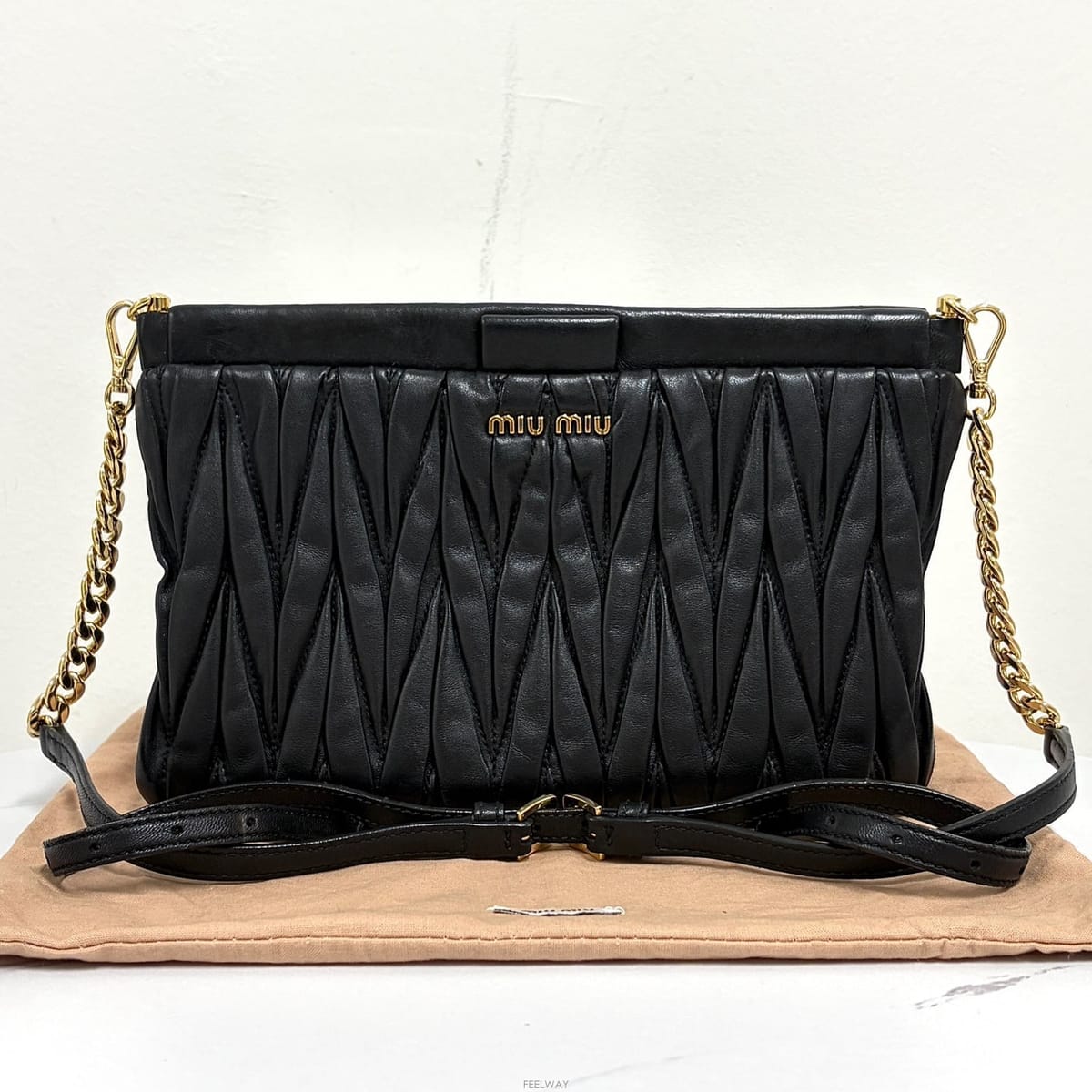 Miu Miu �̿�̿� ���׶�� ü�� ũ�ν��� �����̿�̿� ���׶�� ü�� ũ�ν��� ����