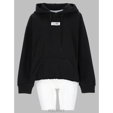 26 F/W MM6 메종 마르지엘라 맨투맨 콘 패치 로고 S52GU0 B0042262782