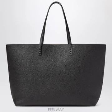 26 F/W 펜디 블랙 CUOIO ROMANO 레더 미디엄 롤 쇼퍼  B0052263643