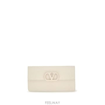 Valentino �ؿ� ���¸���� AW26 �߷�Ƽ�� ����ٴ� ���� V�ΰ� �ñ״�ó �׷��� �۾��� ���� ü�� ���� 9W2P0BB�ؿ� ���¸���� AW26 �߷�Ƽ�� ����ٴ� ���� V�ΰ� �ñ�