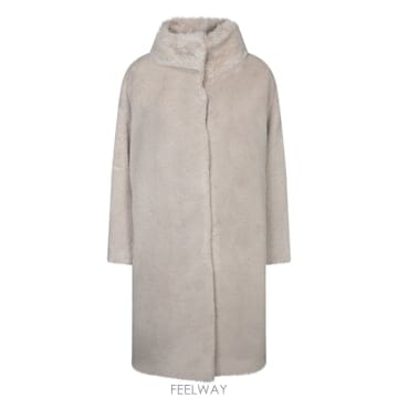 Herno 26SS ������ Faux fur ��Ʈ with a high collar, �� sleeves, �� a conc26SS ������ Faux fur ��Ʈ with a high collar, �� sleev