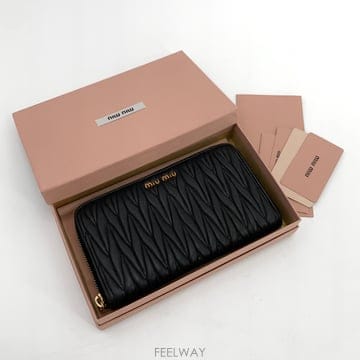 Miu Miu �߹�ȭ�����š� �̿�̿� ���׶�� ���� ���۵��� ��������ȭ������ �̿�̿� ���׶�� ���� ���۵��� ������