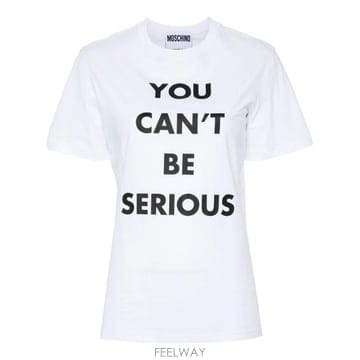 Moschino 26 FW ��Ű�� �ؽ�Ʈ ����Ʈ Ƽ���� A07085541 TP45723139126 FW ��Ű�� �ؽ�Ʈ ����Ʈ Ƽ���� A07085541 TP457231