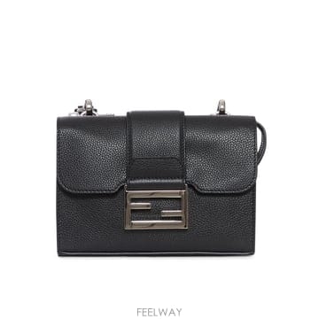 FENDI 26SS Fendi ���� ���� ��  Flap closure with magnetic button  Adjus26SS Fendi ���� ���� ��  Flap closure with magnetic bu