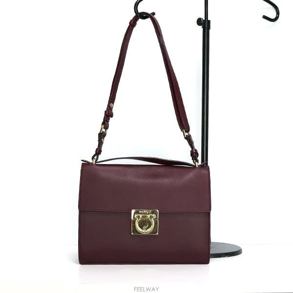 Ferragamo ��󰡸� ���� ���� �簢 ��Ʈ�� ũ�ν��� / �߰���ǰ ��ǰ��󰡸� ���� ���� �簢 ��Ʈ�� ũ�ν��� / �߰���ǰ ��