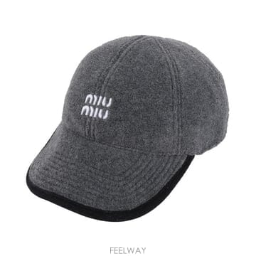26FW 미우미우 5HC369 15V3 F0031 로고 자수 플리스 베이스볼 캡