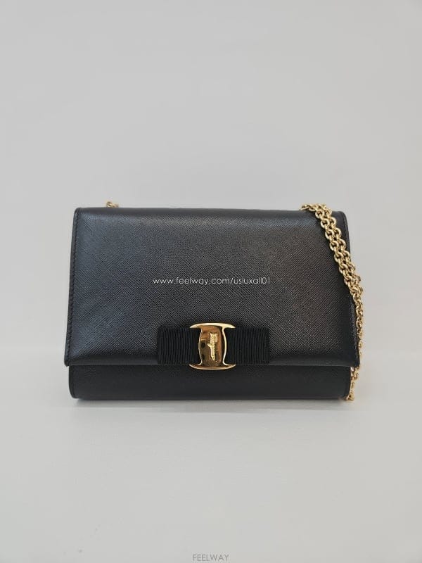 Ferragamo [�߰���ǰ ������ �����]��󰡸� ���� ���ǾƳ� ���� �̴� ���� ũ�ν��� 22B558[�߰���ǰ ������ �����]��󰡸� ���� ���ǾƳ� ���� ��