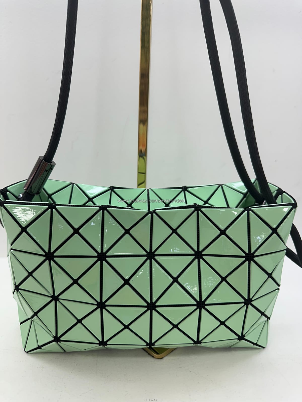 Issey Miyake �̼��̾��� �ٿ��ٿ� ���� ũ�ν��ٵ� ���̼��̾��� �ٿ��ٿ� ���� ũ�ν��ٵ� ��