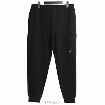 26FW CP컴퍼니 다이애그널 카고 렌즈 스웨트팬츠 블랙 RCCMSP717A 005086W 999