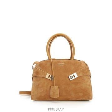 Ferragamo 26FW ����䷹ ��󰡸� Hug �ڵ�� 215608792064045 TP58042888926FW ����䷹ ��󰡸� Hug �ڵ�� 215608792064045 TP58