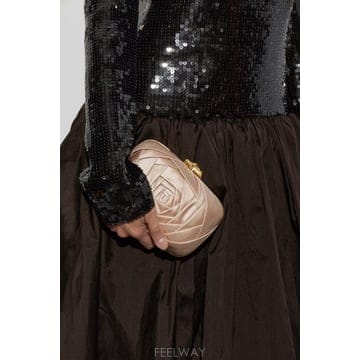 Roger Vivier 26FW ���� ��� Ŭ��ġ �� with decorative pattern RBWAPBD2100RS00M0126FW ���� ��� Ŭ��ġ �� with decorative pattern RBW