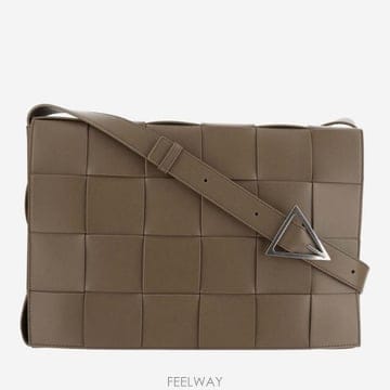 Bottega Veneta 25SS ���װ�����Ÿ ���װ�����Ÿ Maxi cassette ī��Ʈ ��� �� 778320VB1K02521 TP25SS ���װ�����Ÿ ���װ�����Ÿ Maxi cassette ī��Ʈ ��