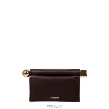 Jacquemus ��ũ���� �� �е� ī�� �ΰ� �ö�ũ Ŭ��ġ �� BAW00356AC27L14 890 TP979599671��ũ���� �� �е� ī�� �ΰ� �ö�ũ Ŭ��ġ �� BAW00356AC