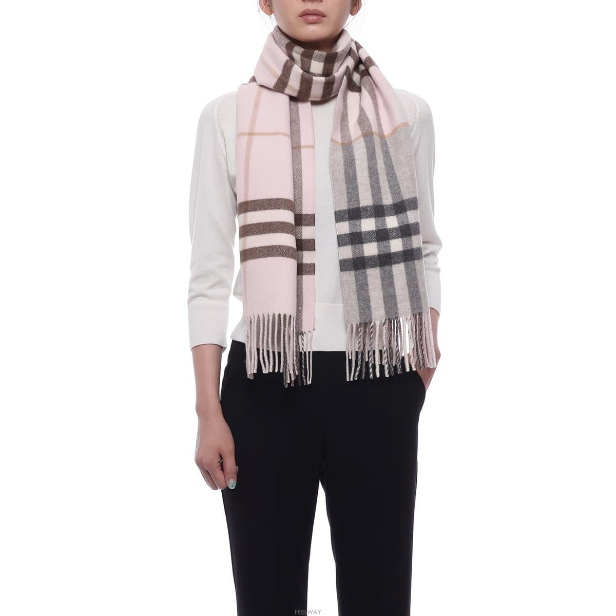 Burberry 26FW ���� ��Ʈ��Ʈ üũ ĳ�ù̾� ���÷� (8115312 BOW PINK MITTEN GREY W 2626FW ���� ��Ʈ��Ʈ üũ ĳ�ù̾� ���÷� (8115312 BOW