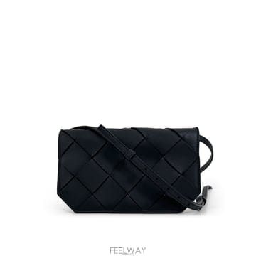 Bottega Veneta ���װ�����Ÿ ��Ʈ��ġ���� ��ư� �ڵ��� �Ŀ�ġ ũ�ν��� ���� 837120���װ�����Ÿ ��Ʈ��ġ���� ��ư� �ڵ��� �Ŀ�ġ ũ�ν�