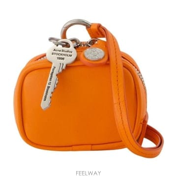 26SS 아크네 Studios Camero Clip V Purse   아크네 Studios   레더   오렌