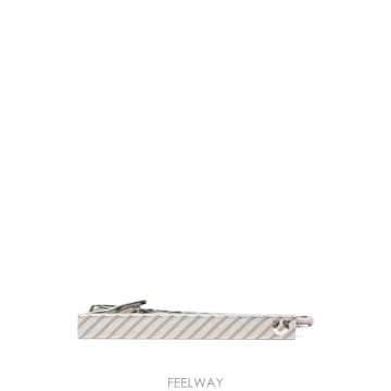 26FW 살바토레 페라가모 GUILLOCHE 로고 ENGRAVED 타이 PIN 7704140795911SIL