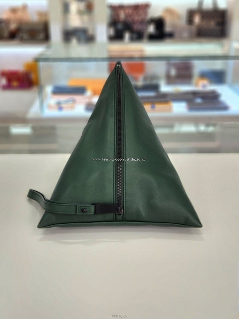 Bottega Veneta ���װ�����Ÿ Ʈ���̾ޱ� �ﰢ Ŭ��ġ�麸�װ�����Ÿ Ʈ���̾ޱ� �ﰢ Ŭ��ġ��