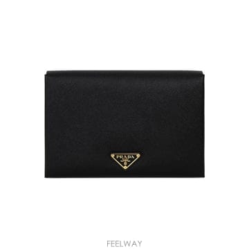 프라다 26FW 사피아노 삼각로고 도큐먼트 클러치백 블랙레드 1MD005 2DF7 F0LJ4