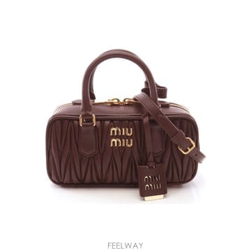 미우미우 26FW 금장 로고 마틀라세 크로스&토트백 버건디 5BB142 AN88 F0007