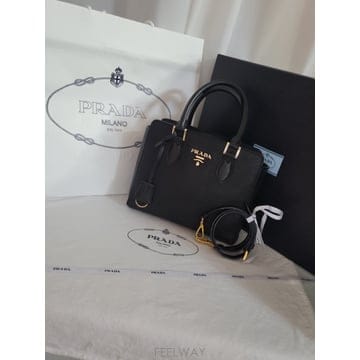 PRADA ����� ���ǾƳ� �ʹ̴�  ��Ʈ �� ũ�ν�������� ���ǾƳ� �ʹ̴�  ��Ʈ �� ũ�ν���